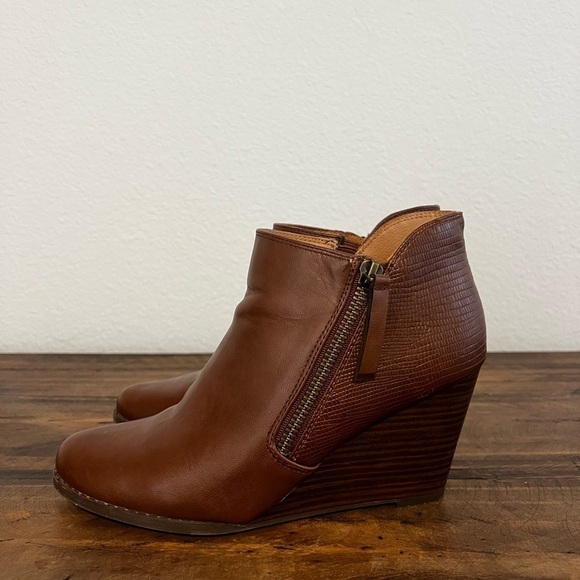 New Directions Brown Sarita Zip-Up Wedge Ankle Boots. Size 7. - Picture 3 of 10
